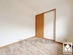 約5帖の1階洋室です。お子様のお部屋などにも丁度良い広さです。