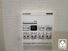 浴室暖房乾燥機付き。真冬の寒い浴室を暖かく、また雨の日の洗濯物の乾燥にと多用途に活躍する機能です。