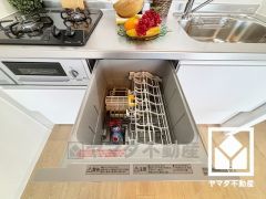 毎日の家事の負担を軽減でき、水道代の節約にもなる食器洗乾燥機付き。