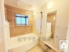 1日の疲れを癒す浴室でゆったりリフレッシュ。小窓が付いているので、こもりがちな湿気もすぐ取り除くことができます。