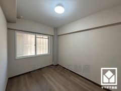 約4.6帖の洋室です。全居室に窓がございます。明るい陽光がたっぷり差し込む心地よい生活空間です。