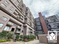 重厚感のあるファサードが、洗練された暮らしを予感させる。品格あるデザインが魅力のマンション。