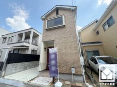 家族との時間も、自分だけの時間も心地よく過ごせる。シンプルで飽きのこない設計が、暮らしに余白をもたらします。この住宅は、日々の暮らしをそっと支えてくれます。