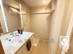 小さなお子様のお風呂上りもこのスペースがあればゆったりとして頂けます。室内洗濯機置場がございますので、天候に左右されず洗濯していただけます。