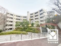 玄関周りに個性が生まれる広々としたポーチ付き。ベビーカーなどを置いていただける十分なスペースがございます。門扉がございますので、防犯面でも効果的です。