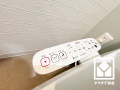 温水洗浄便座付きで、季節を問わずいつでも温かい便座をお使いいただけます。