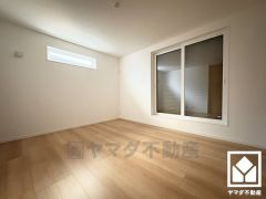 約7.1帖の洋室です。バルコニーにつながるお部屋で、通風・陽当たり良好。シャッター雨戸付きでセキュリティにも配慮されています。台風などによる飛来物からの保護、また防音・断熱などにも。