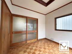 2面採光の大きな窓からは明るい光が降り注ぎます。柔らかな光が差し込むお部屋で、快適で落ち着いた生活をお送りいただけます。ダイニングキッチンに繋がるお部屋で、リビングとしての利用も可能です。