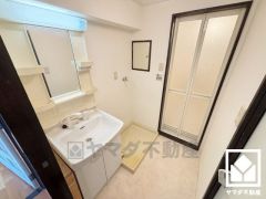 室内洗濯機置場がございますので、天候に左右されず洗濯していただけます。