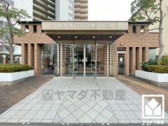 上質な素材と洗練されたデザインが織りなすエントランス。住まう人の誇りを感じさせる、優雅な迎えの空間。