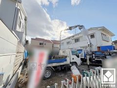 キッチンはカウンター付きの対面式。配膳や片付けがしやすく、お料理中でもお子様の様子が分かって安心です。