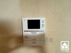 突然の来訪時でも安心なモニター付きインターホンを完備。お留守番中のお子様でも簡単に来訪者の確認ができます。