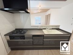 使いやすさとデザイン性を両立。落ち着いたモノトーンテイストが魅力のTOCLAS製システムキッチンです。カウンターキッチンなので配膳や片付けがしやすく、お料理中でもお子様の様子が分かって安心です。