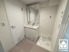 小さなお子様のお風呂上りもこのスペースがあればゆったりとして頂けます。室内洗濯機置場がございますので、天候に左右されず洗濯していただけます。