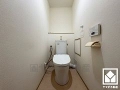 明るく清潔感溢れるトイレです。温水洗浄便座付きで、季節を問わずいつでも温かい便座をお使いいただけます。