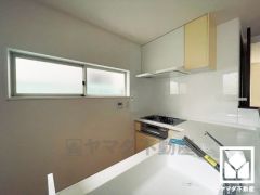 キッチンには窓がございますので、昼間は手元が明るく、お料理がはかどります。