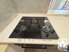 毎日の料理がもっとスムーズに。便利な3口コンロ付きキッチン