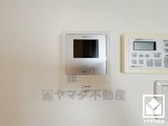 突然の来訪時でも安心なモニター付きインターホンを完備。お留守番中のお子様でも簡単に来訪者の確認ができます。