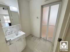 小さなお子様のお風呂上りもこのスペースがあればゆったりとして頂けます。室内洗濯機置場もございますので、天候に左右されず洗濯していただけます。