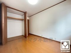 約5.7帖の2階洋室です。大きなクローゼット付きのお部屋で整理整頓しやすいです。（リフォーム前の写真です）