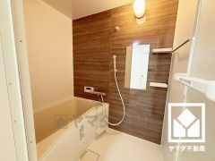 1日の疲れを癒す浴室でゆったりリフレッシュ。ナチュラルな木目調のアクセントパネルは落ち着いた雰囲気を演出してくれます。