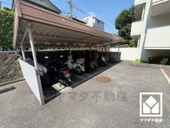 屋根付きのバイク置場を完備。雨や風、直射日光からお乗り物を守ることができます。駐輪場もございます。