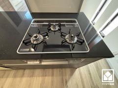 家族のごはん作りがはかどる。同時調理ができる3口コンロ付き。スタイリッシュなガラストップで、お手入れもしやすいです。