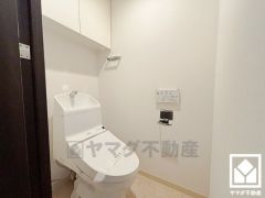 明るく清潔感溢れるトイレです。トイレットペーパーのストックや、消耗品置き場などとしてお使いいただける吊戸棚がございます。
