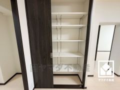 間取り図にはございませんが、キッチンと約7帖の洋室入り口の間に収納スペースが設置されています。内部は稼働棚になっておりますので、用途に合わせてご利用いただけます。