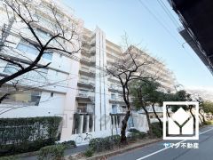 室内洗濯機置場がございますので、天候に左右されず洗濯していただけます。