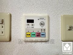 浴室暖房乾燥機付き。真冬の寒い浴室を暖かく、また雨の日の洗濯物の乾燥にと多用途に活躍する機能です。