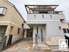 ブランコやすべり台などの遊具が設置された「上食満魚取第2公園」まで徒歩1分など、徒歩圏内に複数の公園があり、子育て世帯の方にもお勧めです。