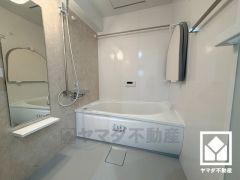 1日の疲れを癒す浴室でゆったりリフレッシュ。清潔感あふれる空間で、毎日のバスタイムをより快適に。