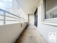 南西向きバルコニーで陽当たり、風通し良好。奥行きのあるワイドスパンのバルコニーでたいへん広々としています。