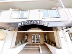広々とした明るいエントランス。綺麗に整備されており、帰宅時や来客時にも気持ちの良い空間です。