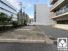 敷地内に駐車場を完備。重い荷物や雨の日の移動もスムーズで、快適なカーライフを実現。空き状況は弊社スタッフまでお気軽にお問い合わせください。