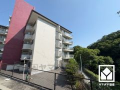 広々16帖のLDKが魅力。家族全員がリラックスできる、ゆったりとした快適リビングで温かい団らんの時間を。