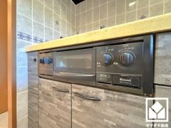 調理に手間がかかりがちな肉や魚を、短時間でサッと焼き上げることができるグリル付き。