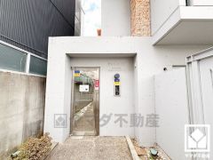 サブエントランスも綺麗に整備されており、帰宅時や来客時にも気持ちの良い空間です。