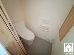 明るく清潔感溢れるトイレです。2連トイレットペーパーホルダーなのでお取替えの手間が軽減できます。