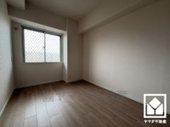 約5.4帖の洋室です。全居室に窓がございます。明るい陽光がたっぷり差し込む心地よい生活空間です。