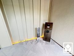 エントランスから始まる、快適な暮らし。オートロック完備の防犯性とデザイン性を両立した、安心の住まい。