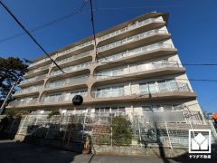 南側に国道2号線が通っています。阪神高速道路・名神高速道路と繋がる西宮インターチェンジへも車で10分圏内。神戸方面や大阪市街地、京都方面へ出やすく、車での移動にも便利な立地です。