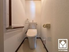 明るく清潔感溢れるトイレです。温水洗浄便座付きで、季節を問わずいつでも温かい便座をお使いいただけます。手すり付きで立ち座りも楽になります。