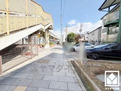 キッチン横にはバルコニーへ続く勝手口があり、換気やゴミ出しなどに便利です。