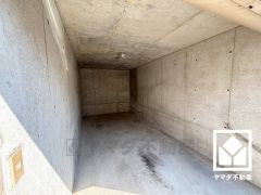 シャッター付きの堀込車庫を1台分完備し、盗難やいたずらを防止。重い荷物や雨の日の移動もスムーズで、快適なカーライフを実現。