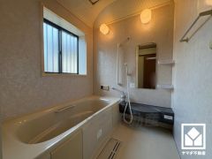 1616サイズの浴室でゆったり足が伸ばせるので、毎日の疲れを癒やすバスタイムを実現。小窓が付いているので明るく、こもりがちな湿気もすぐ取り除くことができます。