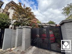 カーポート付きの駐車スペースを1台分完備。重い荷物や雨の日の移動もスムーズで、快適なカーライフを実現。