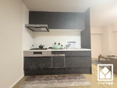 毎日の料理がもっとスムーズに。便利な3口コンロ付きキッチン。毎日の家事の負担を軽減でき、水道代の節約にもなる食器洗乾燥機付き。