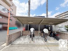 屋根付きのバイク置場も完備。雨や風、直射日光からお乗り物を守ることができます。月額1000円～2000円。現在空無となっております。
